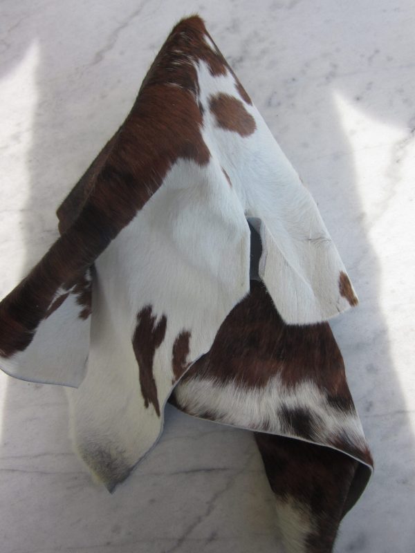 Chutes de cuir vache avec poils blanc et marronChutes de cuir vache avec poils blanc et marron