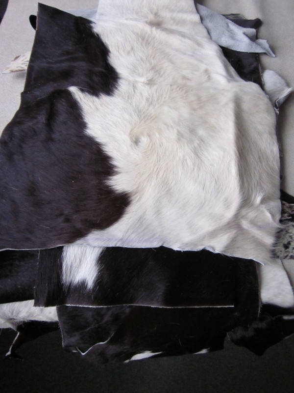Chutes de cuir vache avec poils blanc et noirChutes de cuir vache avec poils blanc et noir